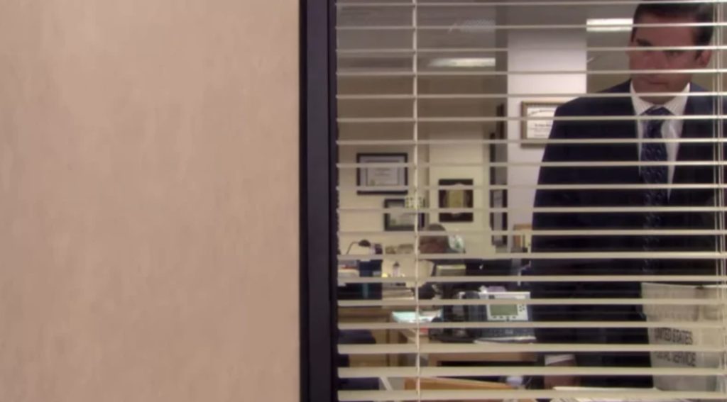 Le bureau de Michael Scott en arrière-plan dans The Office