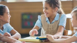 Pourquoi le gouvernement a-t-il proposé une TVA sur les écoles privées ?